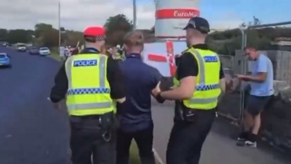 Uhapšen jer je vikao da voli slaninu: Neverovatan inicident na protestima u V. Britaniji (VIDEO)