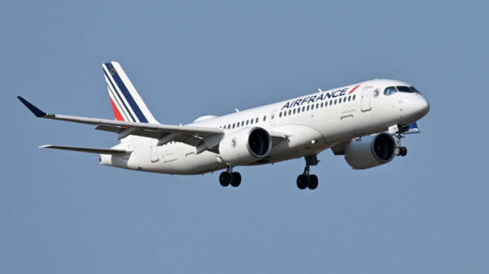 Pet osoba povređeno u avionu Er Fransa na letu za Korziku zbog jakih turbulencija