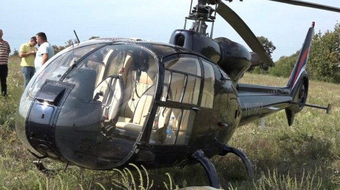 Helikopter iz Beograda na letu ka Banjaluci prinudno sleteo kod Prnjavora: Pilot prijavio kvar na motoru
