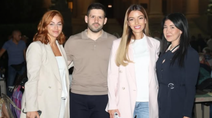 Mesarović sa građanima ispred Narodne skupštine: Nikada neću odustati od borbe za SRB