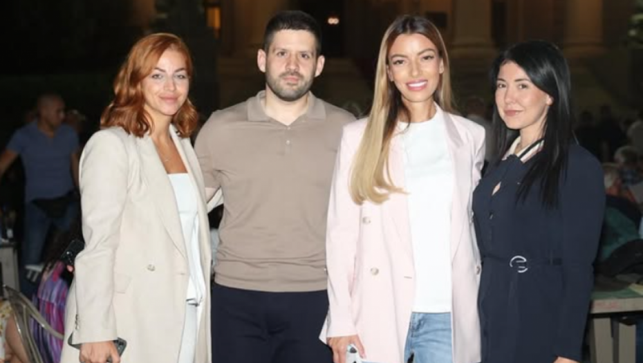 Mesarović sa građanima ispred Narodne skupštine: Nikada neću odustati od borbe za SRB