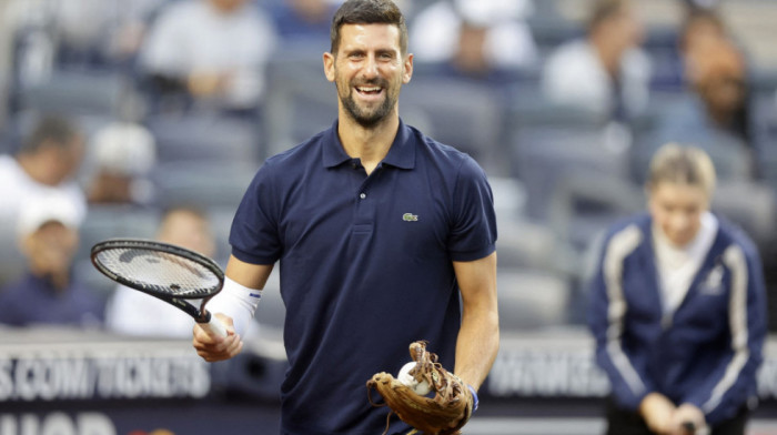Novak Đoković specijalan gost na bejzbol meču u Njujorku: Malo rukavica, malo reket