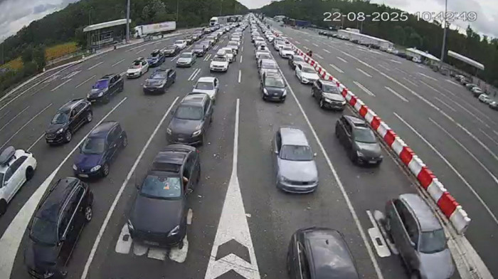 Ogromna gužva na granici: Na izlaz iz Srbije se čeka i po osam sati, kolona na jednom prelazu dugačka šest kilometara
