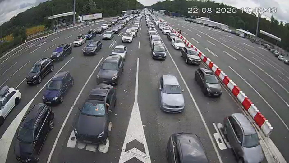 Ogromna gužva na granici: Na izlaz iz Srbije se čeka i po osam sati, kolona na jednom prelazu dugačka šest kilometara