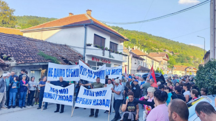 Širom Srbije počela okupljanja građana protiv blokada (FOTO)
