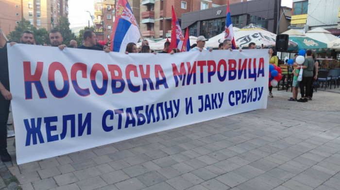 Okupljanje građana protiv blokada i u Kosovskoj Mitrovici (FOTO)