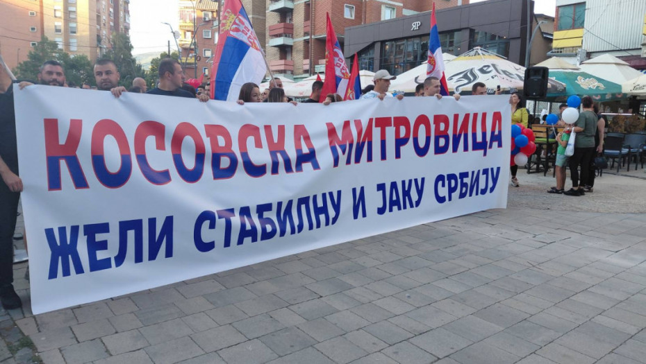 Okupljanje građana protiv blokada i u Kosovskoj Mitrovici (FOTO)