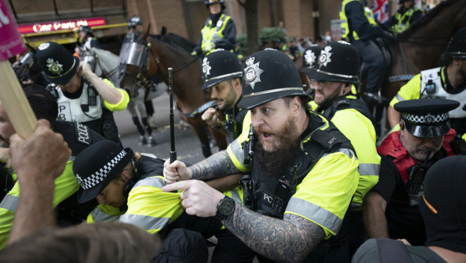 Širom Britanije sukobi demonstranata i policije: Traže zatvaranje hotela za azilante