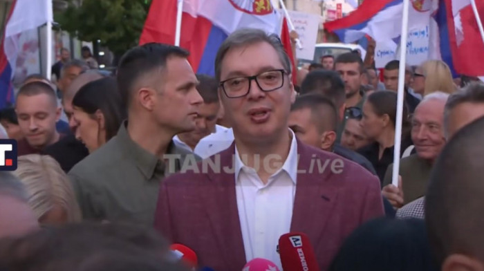 Vučić stigao na skup građana protiv blokada u Ubu, pridružio se šetnji: "Širom Srbije se okupilo preko 55.000 ljudi"