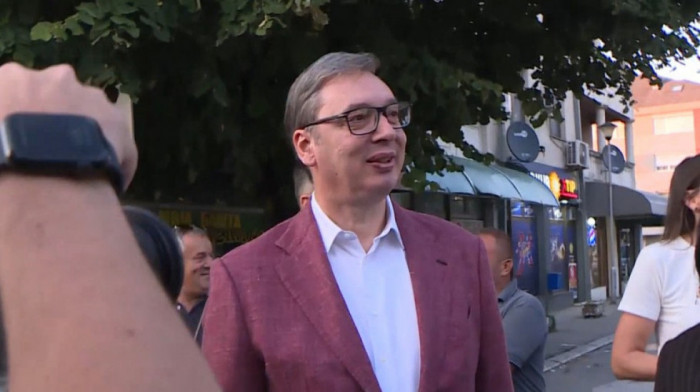 Vučić stigao na skup građana protiv blokada u Ubu, pridružio se šetnji: "Širom Srbije se okupilo preko 55.000 ljudi"