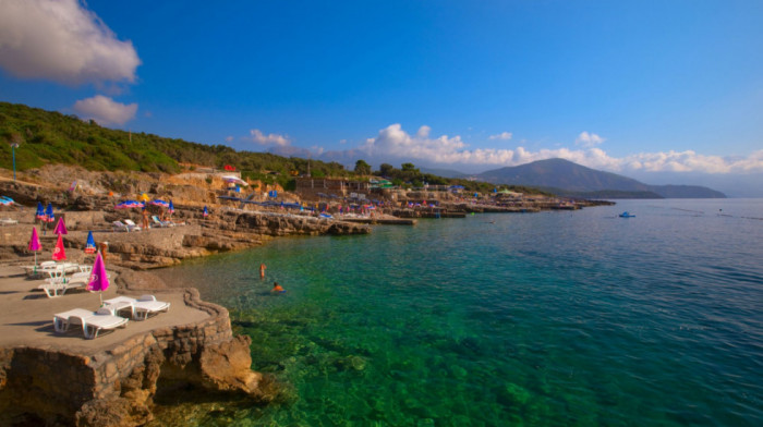 Na plaži Ploče eksplodirala ronilačka boca, povređeni dečak iz Crne Gore i maloletnik iz Srbije