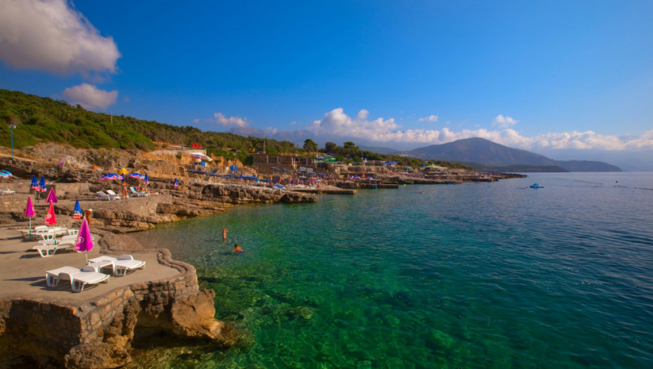 Na plaži Ploče eksplodirala ronilačka boca, povređeni dečak iz Crne Gore i maloletnik iz Srbije