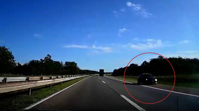Opasna situacija na auto-putu: Automobil se kreće u suprotnom smeru u punoj brzini (VIDEO)