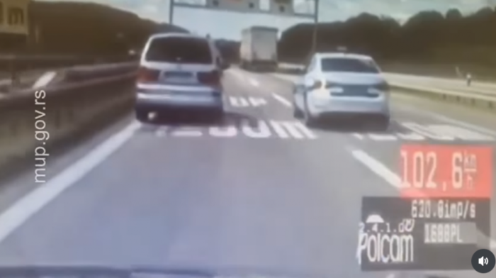 Potera na auto-putu: Policija jurila automobil sa ilegalnim migrantima, vozač probio naplatnu rampu (VIDEO)
