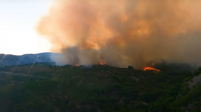 Veliki požar na Šolti: Gori makija i nisko rastinje, vatrogascima podršku iz vazduha daju kanaderi