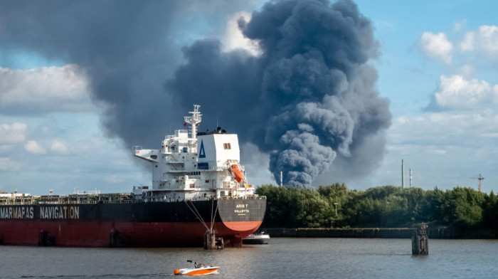 Veliki požar u skladištu u Hamburgu: Gradom odjekuju detonacije, nekoliko vatrogasaca povređeno