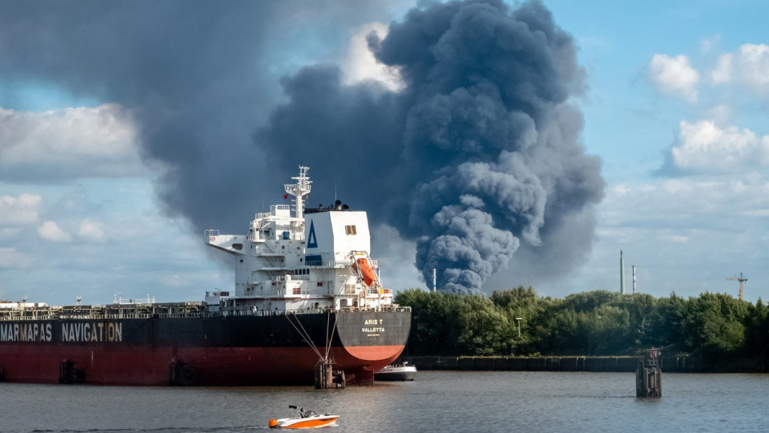 Veliki požar u skladištu u Hamburgu: Gradom odjekuju detonacije, strahuje se da ima mrtvih (VIDEO)