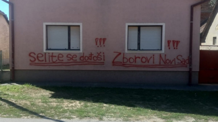 "Selite se dođoši" ispisano na kući bake studenta Vladimira Balaća: Poruka potpisana kao "Zborovi Novi Sad"
