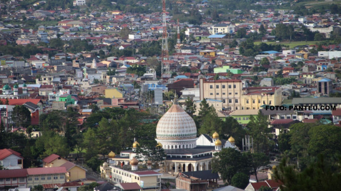 Dva muškarca javno bičevana zbog grljenja i ljubljenja u Indoneziji