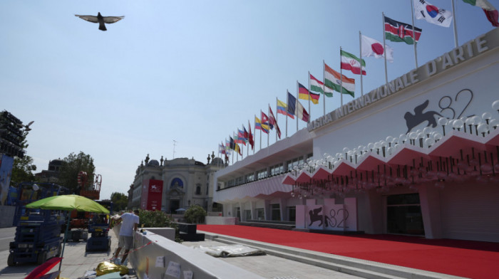 Crveni tepih, gondole i trka za "Zlatnog lava": Zvezde stižu na Filmski festival u Veneciji