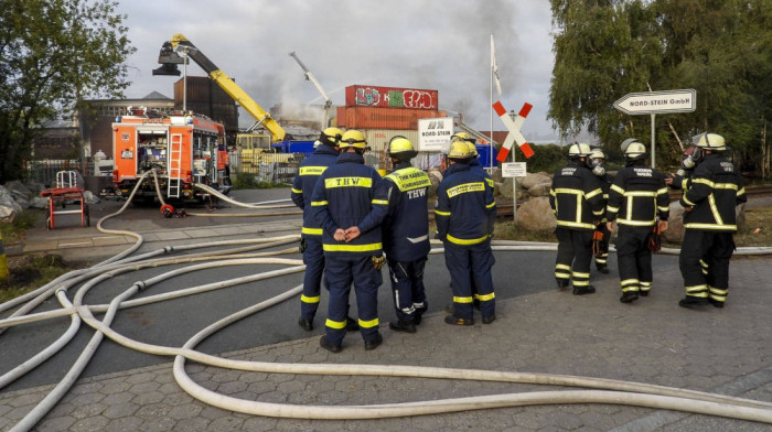 Ugašen veliki požar u luci Hamburg: Šest povređenih, među njima i tri vatrogasca, jedna osoba kritično