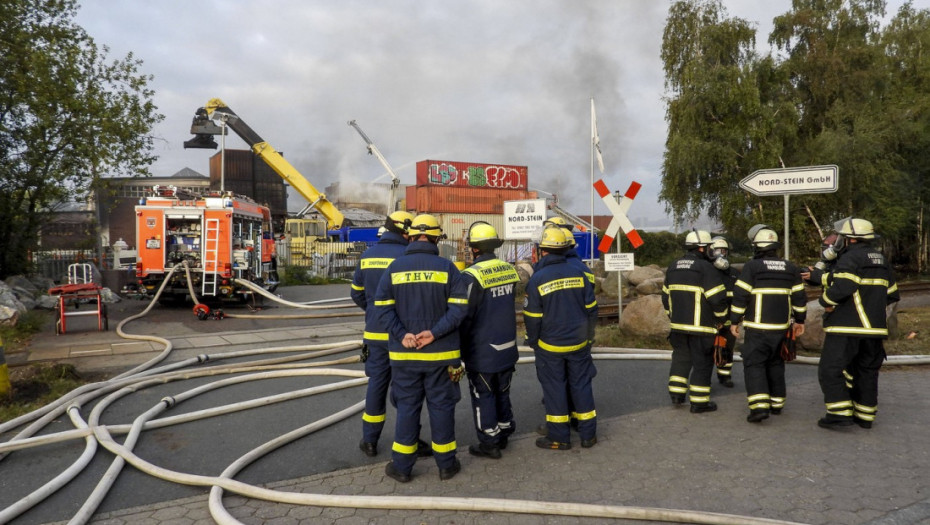 Ugašen veliki požar u luci Hamburg: Šest povređenih, među njima i tri vatrogasca, jedna osoba kritično