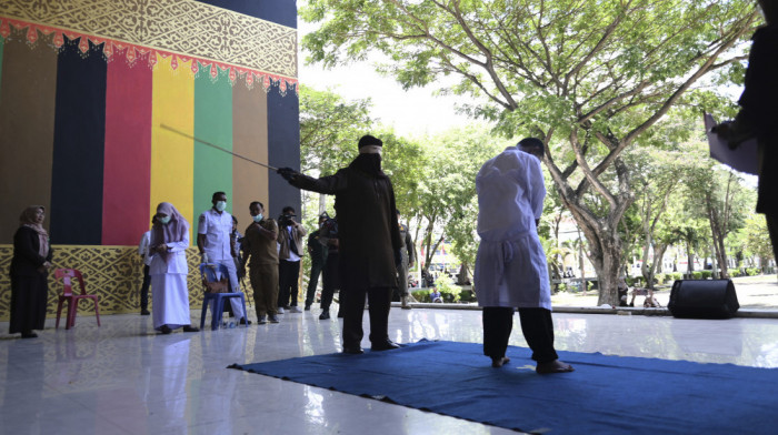 Muškarci bičevani u Indoneziji zbog kršenja islamskog zakona: Osuđeni na 80 udaraca jer su se ljubili u javnom parku