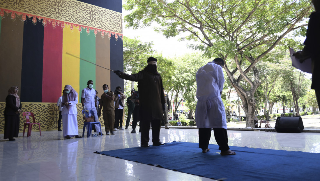 Muškarci bičevani u Indoneziji zbog kršenja islamskog zakona: Osuđeni na 80 udaraca jer su se ljubili u javnom parku