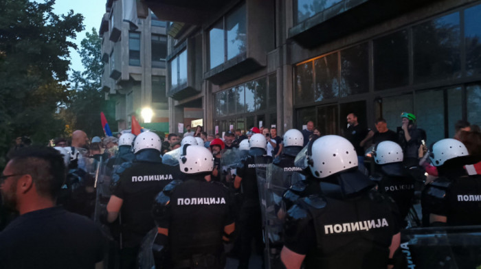 Grupa studenata u blokadi ušla na Filozofski fakultet u Novom Sadu, ispred zgrade stigla policija
