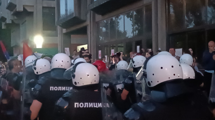 Postignut dogovor o izlasku dekana iz zgrade Filozofskog fakulteta u Novom Sadu uz pratnju policije
