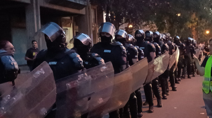Postignut dogovor o izlasku dekana iz zgrade Filozofskog fakulteta u Novom Sadu uz pratnju policije