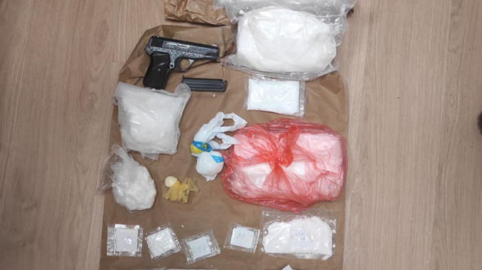 Uhapšen muškarac u Sremskoj Mitrovici, kod osumnjičenog pronađeno više od 18 kilograma amfetamina i pištolj