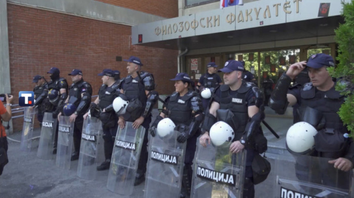 MUP: Učesnici skupa u Novom Sadu pokušali nasilno da uđu na Filozofski, nasrnuli na policiju