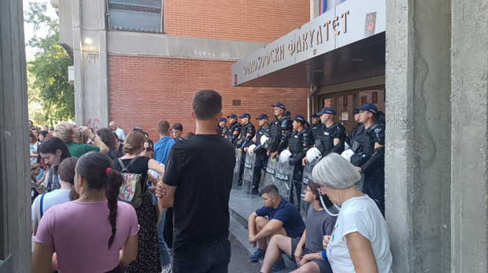 Studenti u blokadi okupljeni ispred Filozofskog u Novom Sadu traže da dekan u roku od dva sata napusti zgradu