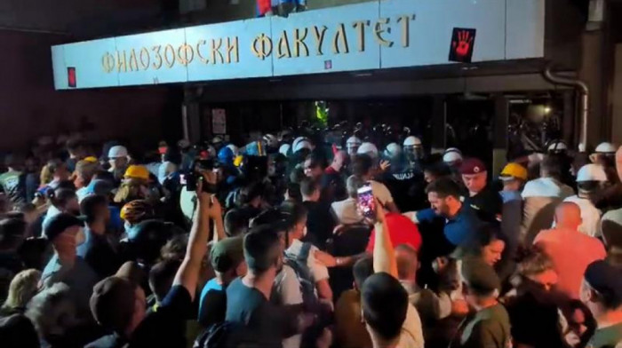 Incident u Novom Sadu: Studenti u blokadi i okupljeni pokušali nasilno da uđu u zgradu Filozofskog fakulteta (VIDEO)