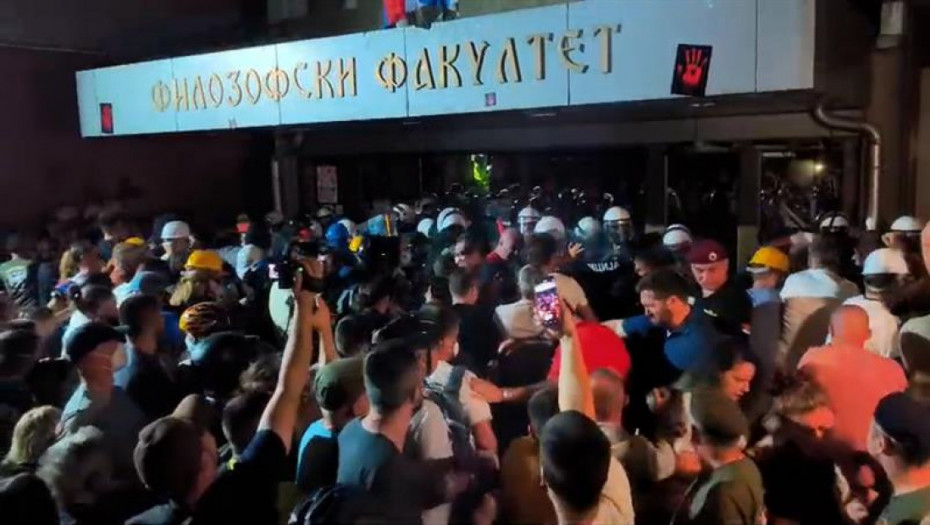 Incident u Novom Sadu: Studenti u blokadi i okupljeni pokušali nasilno da uđu u zgradu Filozofskog fakulteta (VIDEO)
