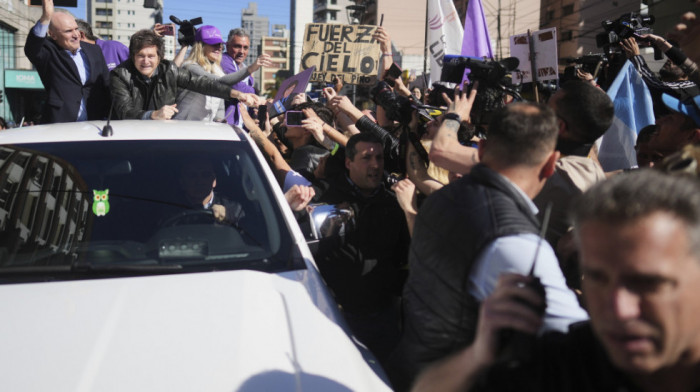 Predsednik Argentine Havijer Milej napadnut kamenicama tokom predizborne kampanje (FOTO)