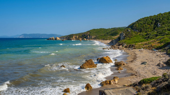 Tuča na plaži u Grčkoj zbog kupaćih kostima: Dva muškarca želela da se kupaju gola, intervenisala policija