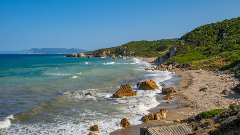 Tuča na plaži u Grčkoj zbog kupaćih kostima: Dva muškarca želela da se kupaju gola, intervenisala policija