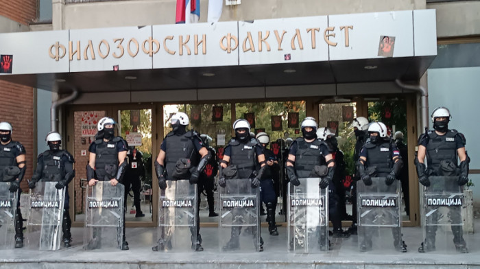 Novi skup ispred Filozofskog fakulteta u Novom Sadu na poziv studenata u blokadi, policija obezbeđuje glavni ulaz