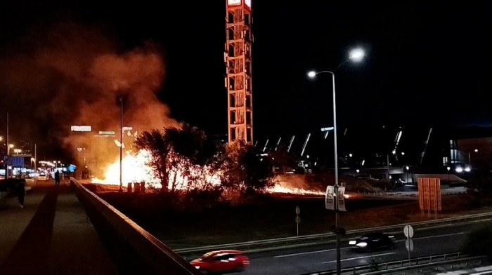 Veliki požar kod Sava centra na Novom Beogradu: Pretpostavlja se da je uzrok petarda, vatrogasci na terenu (VIDEO)