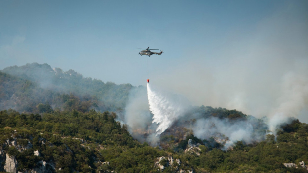 Helikopteri MUP-a u akciji: Tri letelice gase požar na Suvoj planini