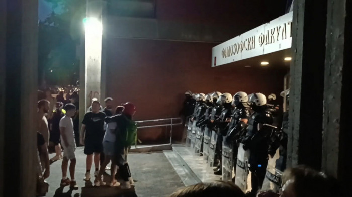 Mirno ispred Filozofskog fakulteta u Novom Sadu, studenti u blokadi ponovo tražili da dekan izađe