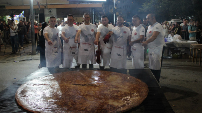 To mogu samo Leskovčani: Džinovska pljeskavica od 90 kilograma potukla sve rekorde