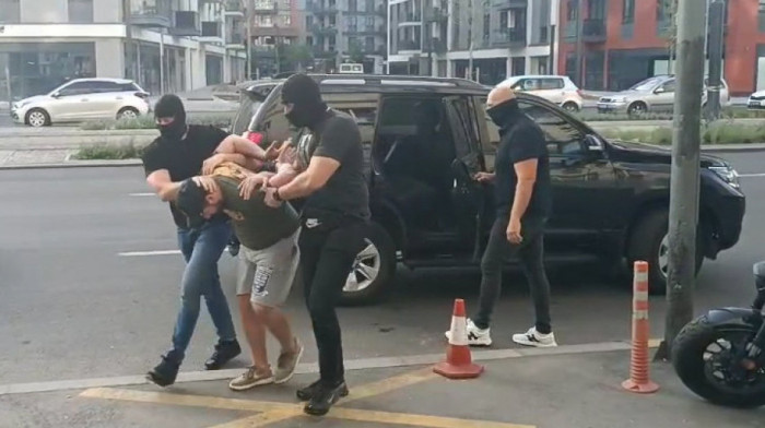 Hapšenje zbog nasilja: Osumnjičen da je gađao pripadnike Žandarmerije tokom skupa ispred prostorija SNS u Zemunu (VIDEO)