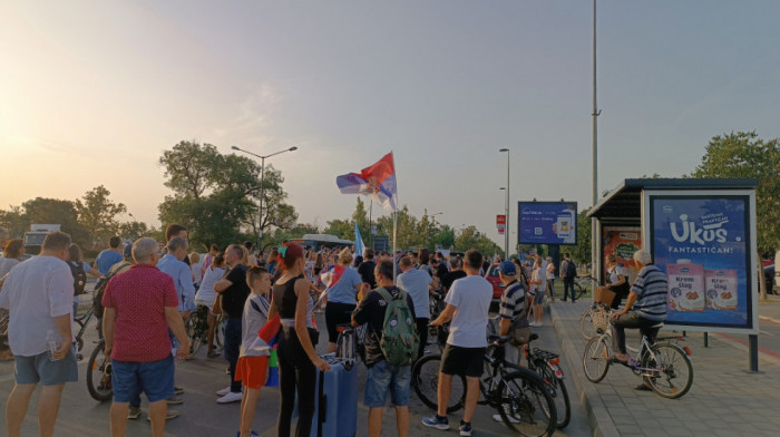 Protestna šetnja do zatvora u Novom Sadu, traže puštanje svih uhapšenih od početka protesta
