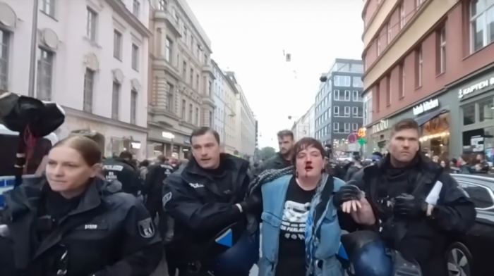 Nemački policajac udario u glavu pro-palestinsku aktivistkinju: "Njihova krv je na vašim rukama"