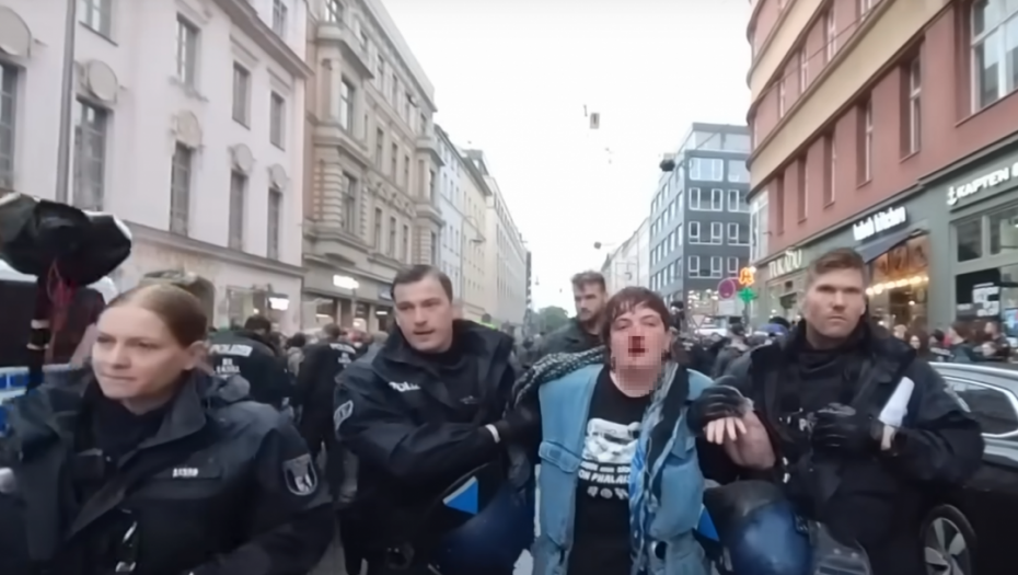 Nemački policajac udario u glavu pro-palestinsku aktivistkinju: "Njihova krv je na vašim rukama"