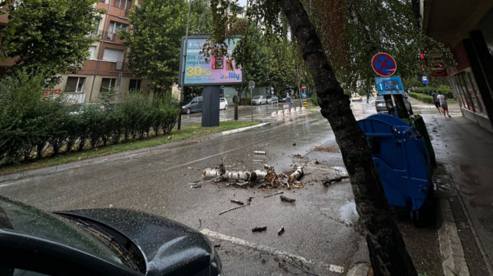 Uklonjen deo krova škole koji je pao tokom nevremena u Kragujevcu