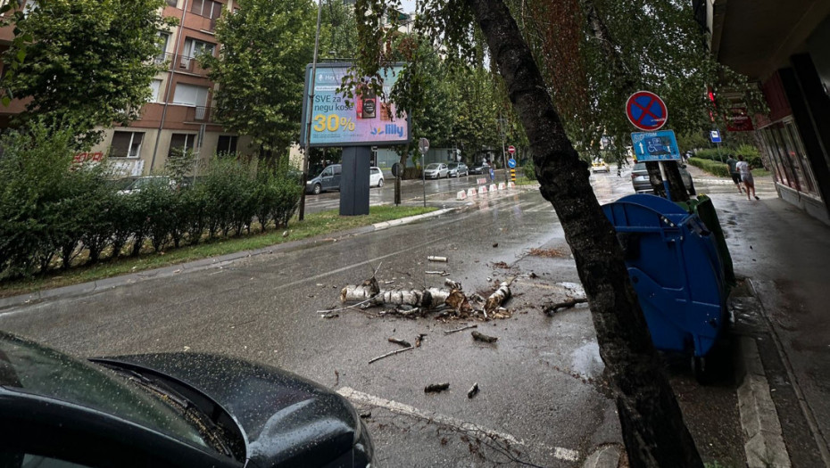 Uklonjen deo krova škole koji je pao tokom nevremena u Kragujevcu